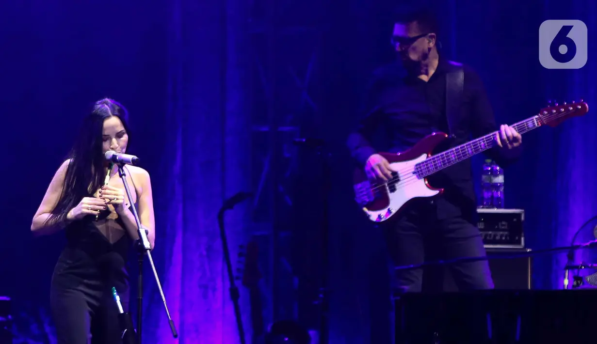 Lebih dari 10.000 penonton di Beach City International Stadium (BCIS) mengisi deretan bangku untuk menyaksikan penampilan The Corrs. (Liputan6.com/Herman Zakharia)