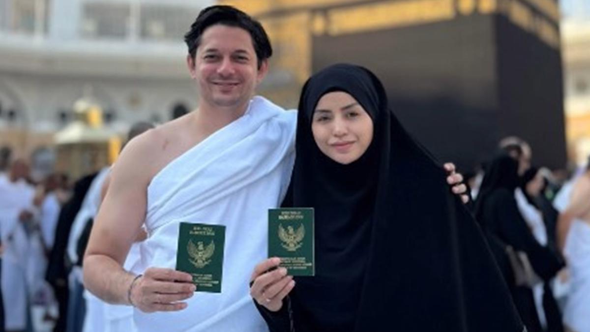 6 Potret Andrew Andika dan Violentina Kaif Umrah, Pamer Buku Nikah di Depan Ka'bah