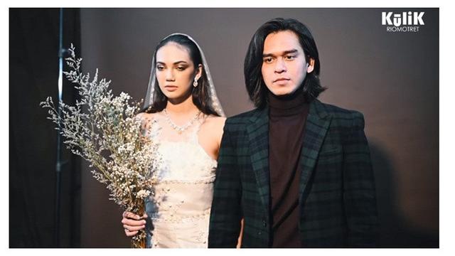 Bikin Baper, Ini 8 Gaya Pemotretan Haico dan Rangga Azof dengan Baju Pengantin