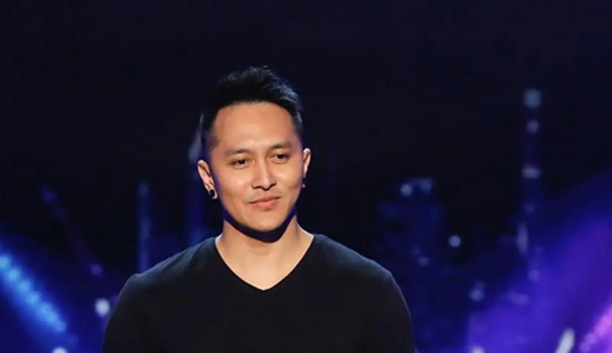 "Sementara tim medis sudah kasih pengobatan ringan sama dikompres. Karena aksi gue ini sangat berbahaya, setiap latihan gue selalu ditemenin paramedis," tulis Demian Aditya lebih lanjut. (Instagram/_demianaditya_)