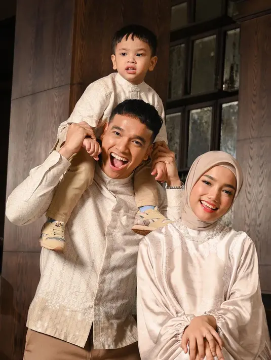 Potret lainnya memperlihatkan keluarga Fuji yang kompak mengenakan koleksi sarimbit serupa namun warna ivory.