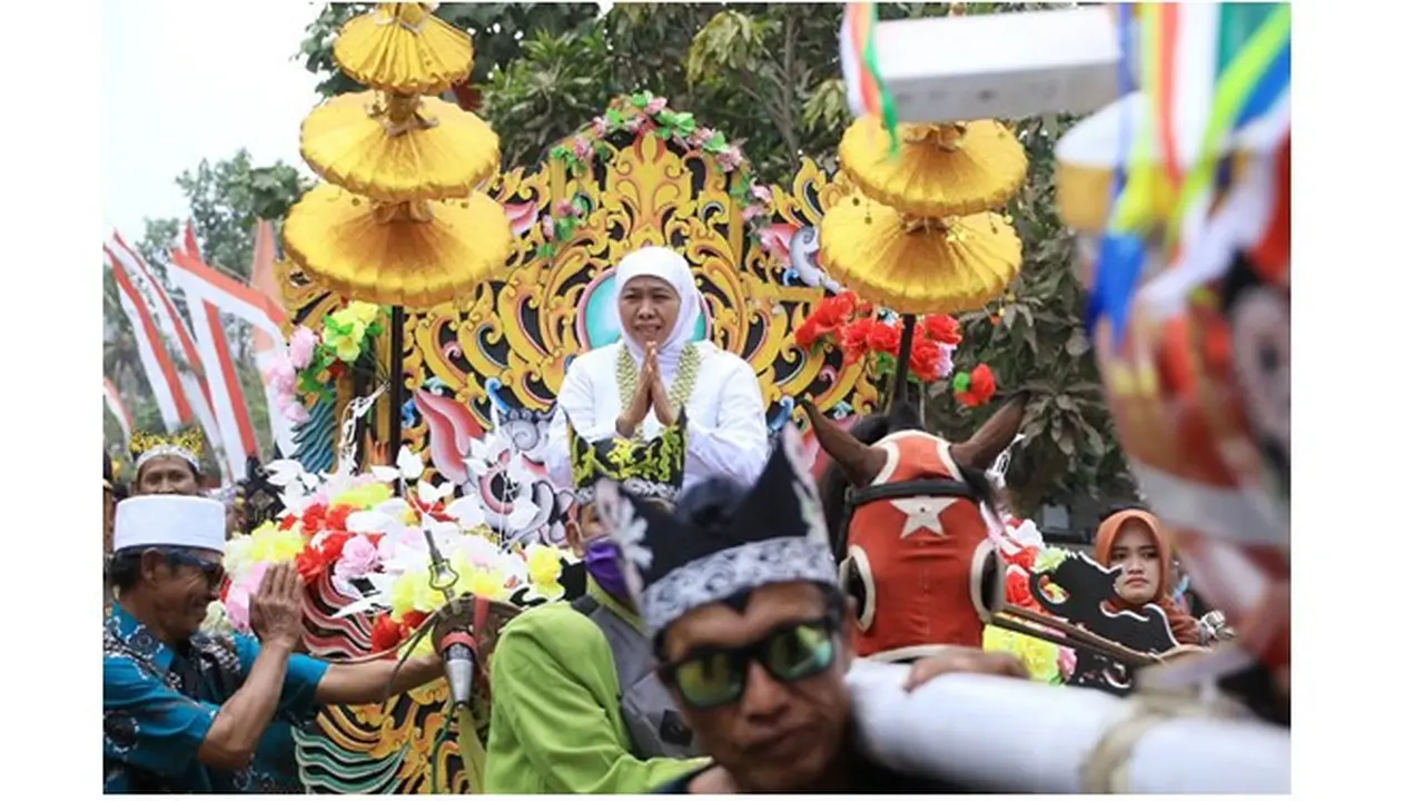 Momen Keseruan Gubernur Khofifah Hadiri Tradisi Petik Laut Pancer di Banyuwangi