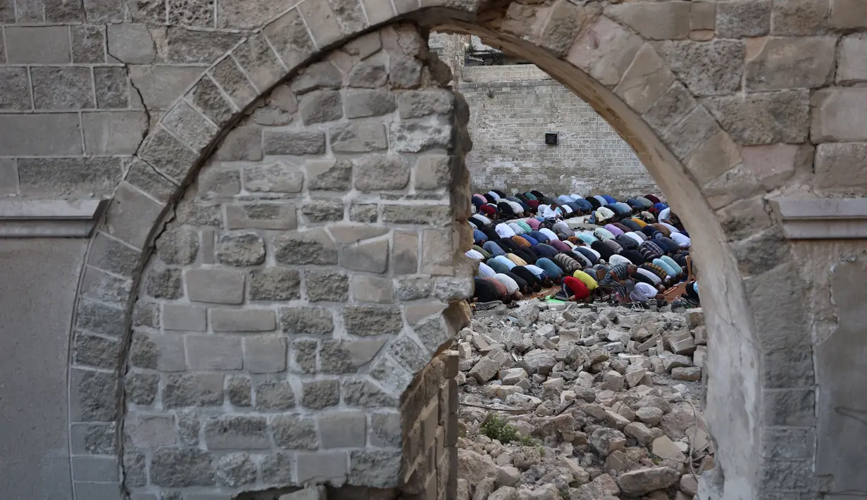 Warga Palestina melaksanakan salat Idul Adha di halaman Masjid Omari yang bersejarah di Kota Gaza. pada 16 Juni 2024. (Omar AL-QATTAA/AFP)