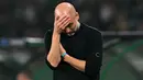 Ekspresi kecewa pelatih Manchester City, Pep Guardiola saat laga melawan Sporting CP pada laga Liga Champions 2024/2025 di Jose Alvalade, Lisbon, Portugal, Rabu (06/11/2024) WIB. (AFP/Patricia De Melo Moreira)