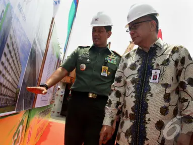 Komandan Paspampres Mayjen TNI Doni Monardo saat melihat rancangan Rusunawa khusus Paspampres yang masih lajang, Jakpus, Kamis (2/10/2014) (Liputan6.com/Johan Tallo)