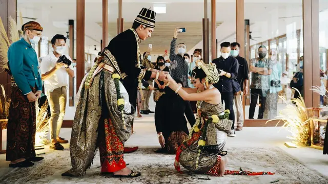 Pernikahan Adipati Dolken dan Canti Tachril