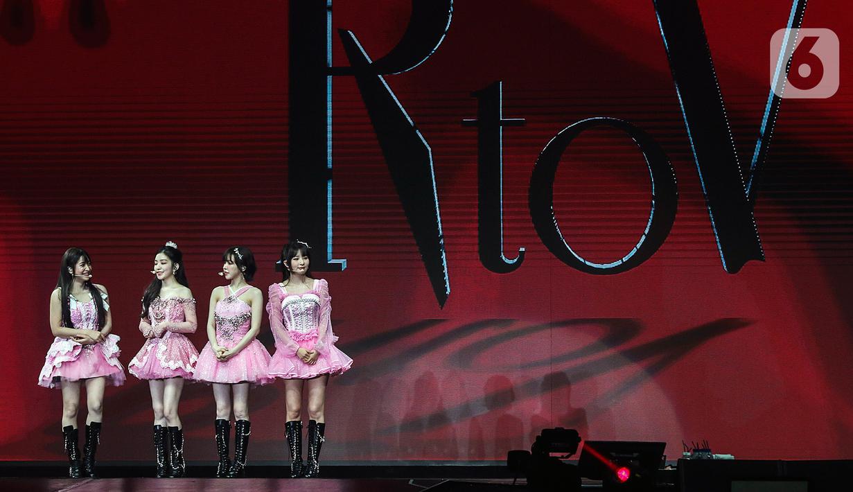 Setelah tiga lagu tersebut, para anggota menyapa ReVeluv yang hadir. Mereka semua kembali mengenalkan dirinya. (Liputan6.com/JohanTallo)