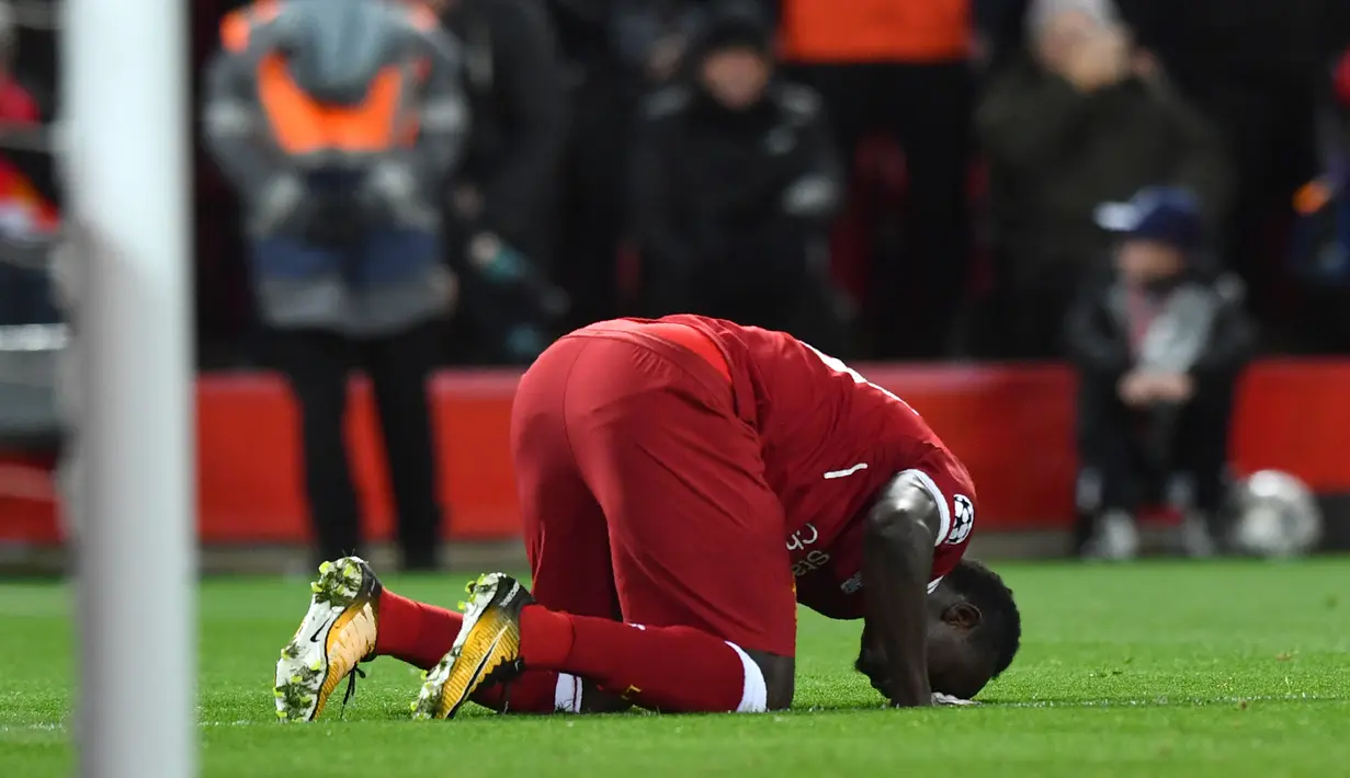 Pemain Liverpool, Sadio Mane bersujud setelah mencetak gol ke gawang Manchester City pada leg pertama perempat final Liga Champions di Anfield, Liverpool, Inggris, Rabu (4/4). Liverpool menang tiga gol tanpa balas. (Anthony Devlin/AFP)