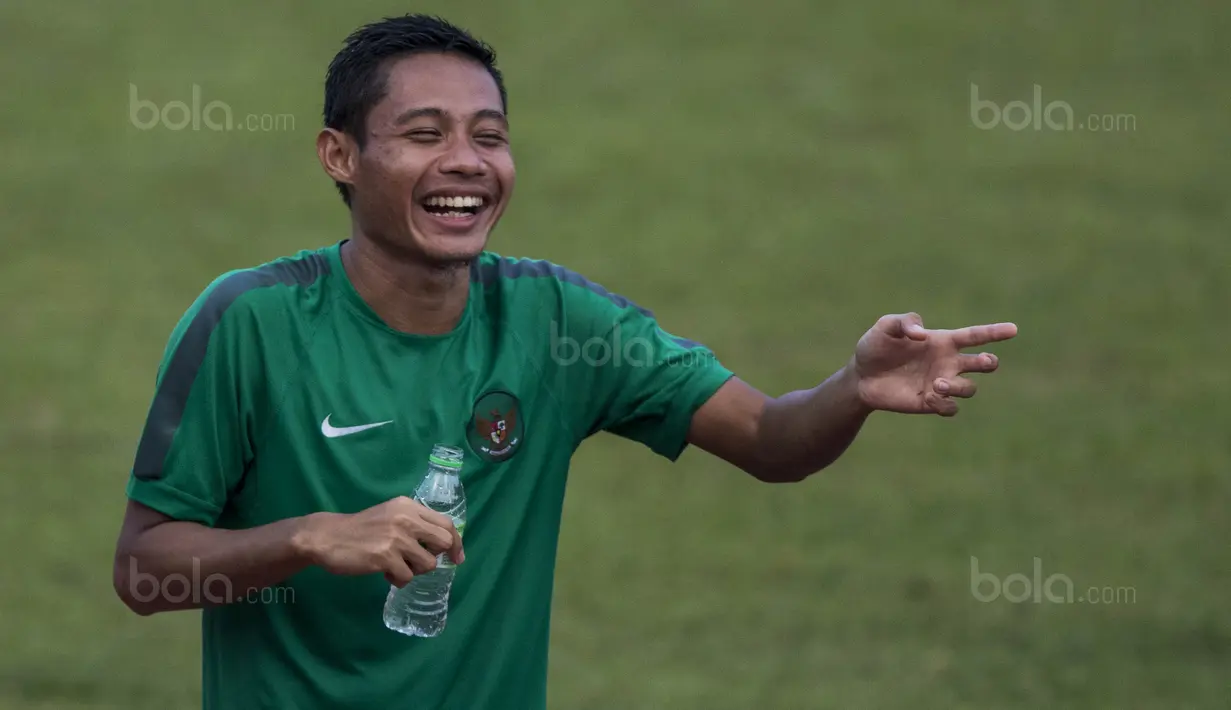 Gelandang Timnas Indonesia, Evan Dimas, tertawa saat becanda dengan pelatih fisik, Miguel Gandia, usai latihan di Stadion UKM, Selangor, Sabtu (19/8/2017). Evan kalah saat bermain crossbar dengan Miguel. (Bola.com/Vitalis Yogi Trisna)