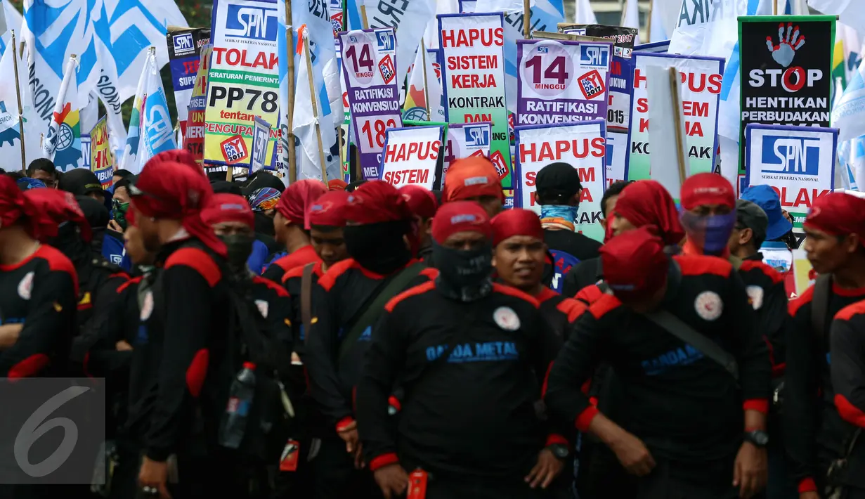 Massa buruh dan pekerja dari berbagai daerah menggelar aksi peringatan May Day di Jalan MH Thamrin, Jakarta, Senin (1/5). Dalam aksi ini, buruh menyuarakan sejumlah tuntutan, di antaranya tolak upah murah dan hapus outsourcing. (Liputan6.com/Johan Tallo)