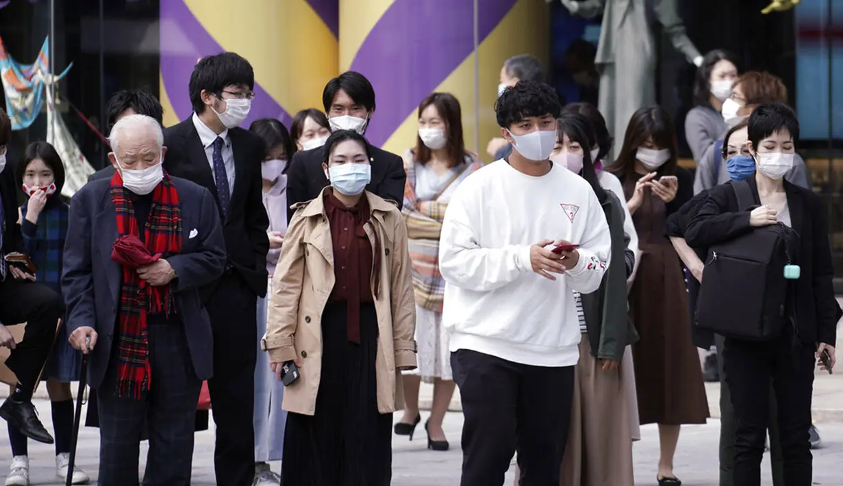 Sejumlah orang yang mengenakan masker pelindung untuk membantu mengekang penyebaran virus corona COVID-19 berjalan di Ginza, Tokyo, Jepang, Jumat (16/10/2020). Ibu Kota Jepang itu mengonfirmasi lebih dari 180 kasus virus corona COVID-19 baru pada hari Jumat. (AP Photo/Eugene Hoshiko)