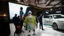 Tercatat merek-merek asal Jepang, Inggris, China, dan Vietnam memperkenalkan jajaran mobil listrik terbarunya. Tampak dalam foto, sebuah robot humanoid dipajang di stan Jaecoo, selama Pameran Otomotif Internasional Indonesia di Jakarta, Sabtu 7 Februari 2026. (AP Photo/Tatan Syuflana)