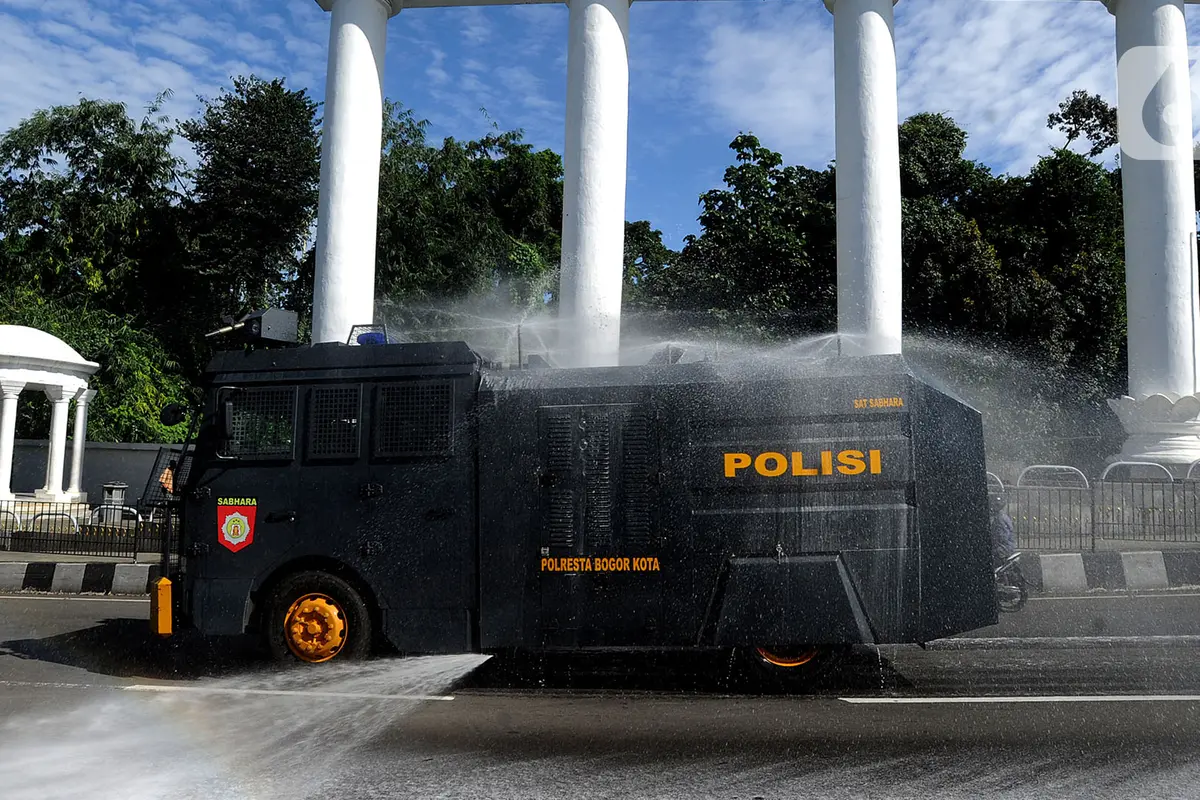 Polresta Bogor Kerahkan Water Canon Semprotkan Disinfektan