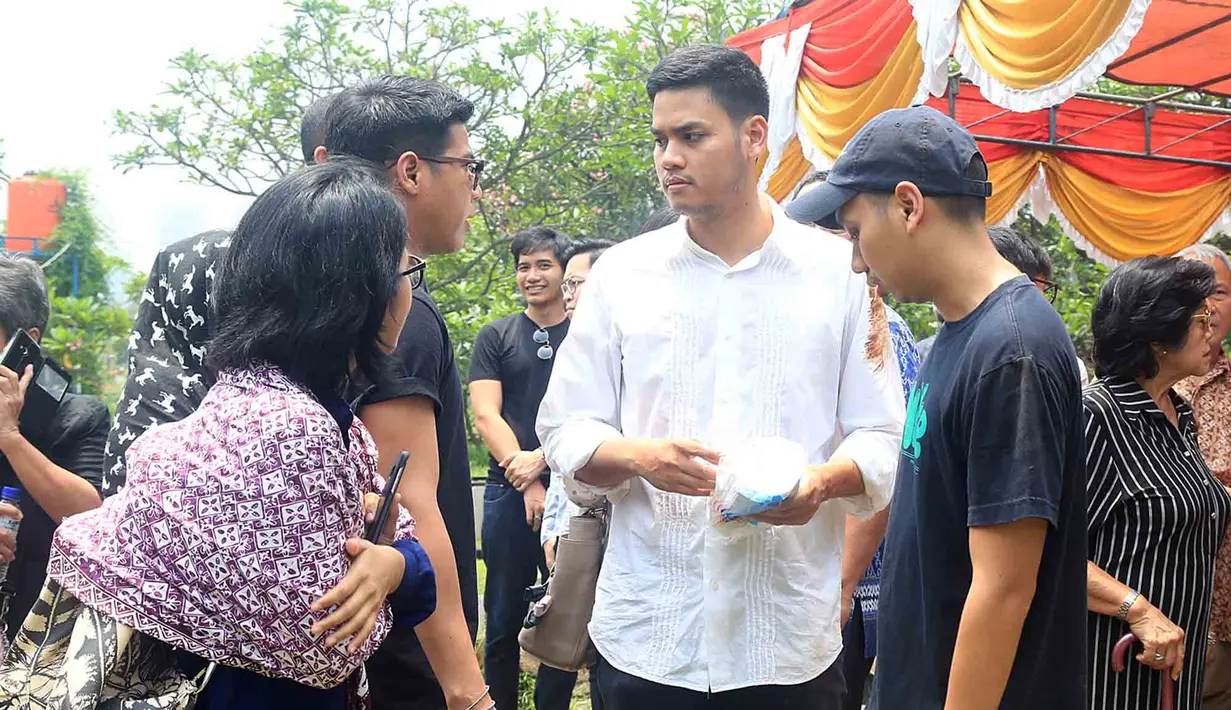 Asta sangat terpukul dengan kepergian adiknya itu untuk selama-lamanya. Kesedihan begitu terlihat dari raut mukanya. Dan tidak banyak bicara. (Deki Prayoga/Bintang.com)