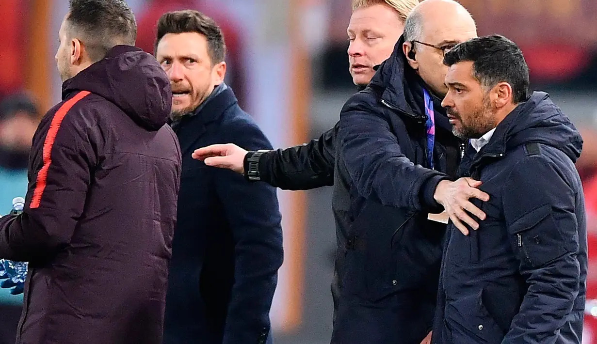 Pelatih FC Porto Sergio Conceicao (kanan) berdebat dengan pelatih AS Roma Eusebio Di Francesco (kedua kiri) saat bertanding pada babak 16 besar Liga Champions di Stadion Olimpico, Roma, Italia, Selasa (12/2). (Ettore Ferrari/ANSA via AP)