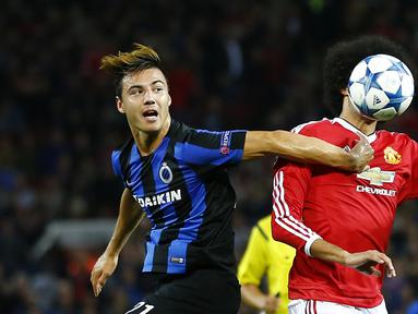 Pemain Manchester United, Marouane Fellaini (kanan) berebut bola dengan pemain Club Brugge, Dion Cools, dalam leg pertama Play Off Liga Champions di Stadion Old Trafford, Manchester, Inggris. (18/8/2015). (Reuters/Darren Staples)