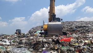 Operator mengoperasikan alat berat untuk manata ratakan sampah kiriman di TPA Segawe, Tulungagung. (Antara)