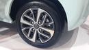 Walaupun dimensi dan tenaganya kecil, mobil ini sudah dilengkapi dengan sistem pengereman disc brake di bagian depan dan belakang.