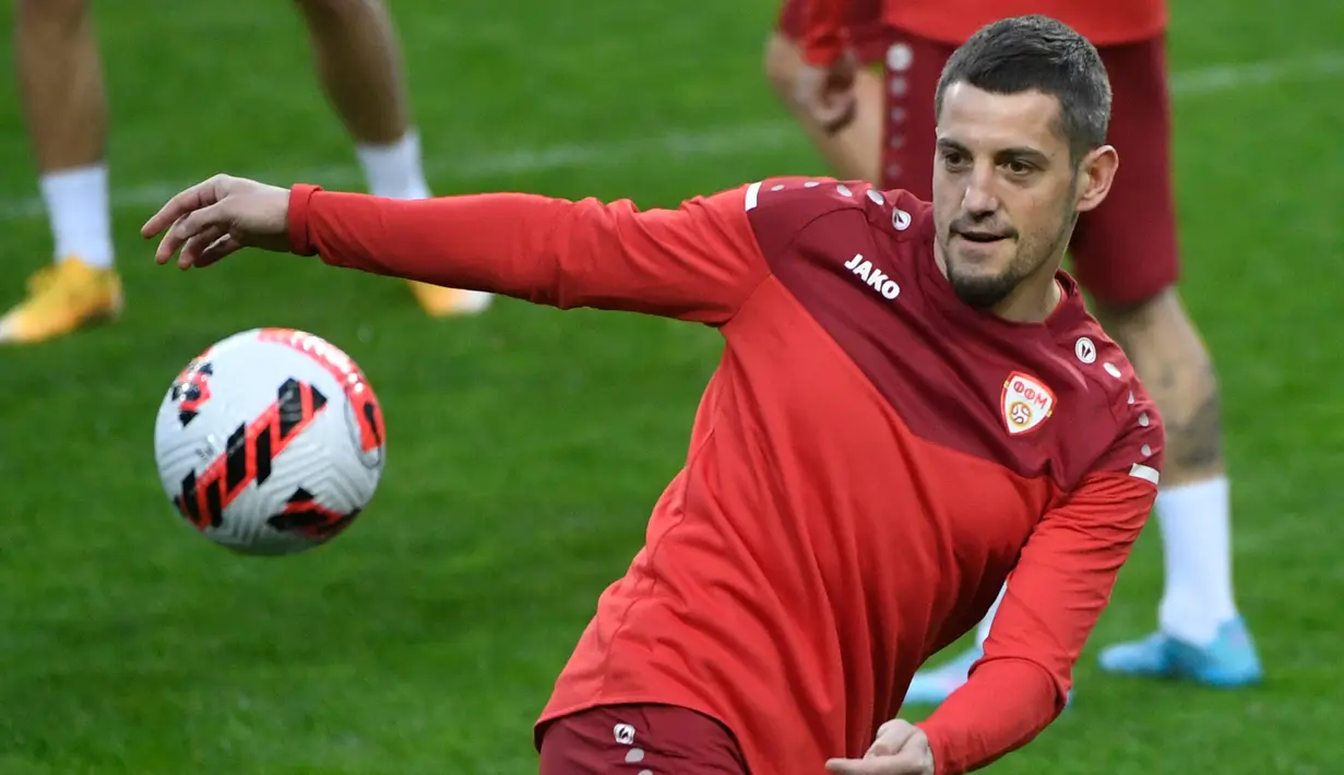Gelandang Makedonia Utara Arijan Ademi menghadiri sesi latihan pada malam pertandingan play-off Piala Dunia 2022 di stadion Dragao di Porto, Senin (28/3/2022). Makedonia Utara akan menantang Portugal pada Rabu, 30 Maret 2022 dini hari WIB. (MIGUEL RIOPA/AFP)