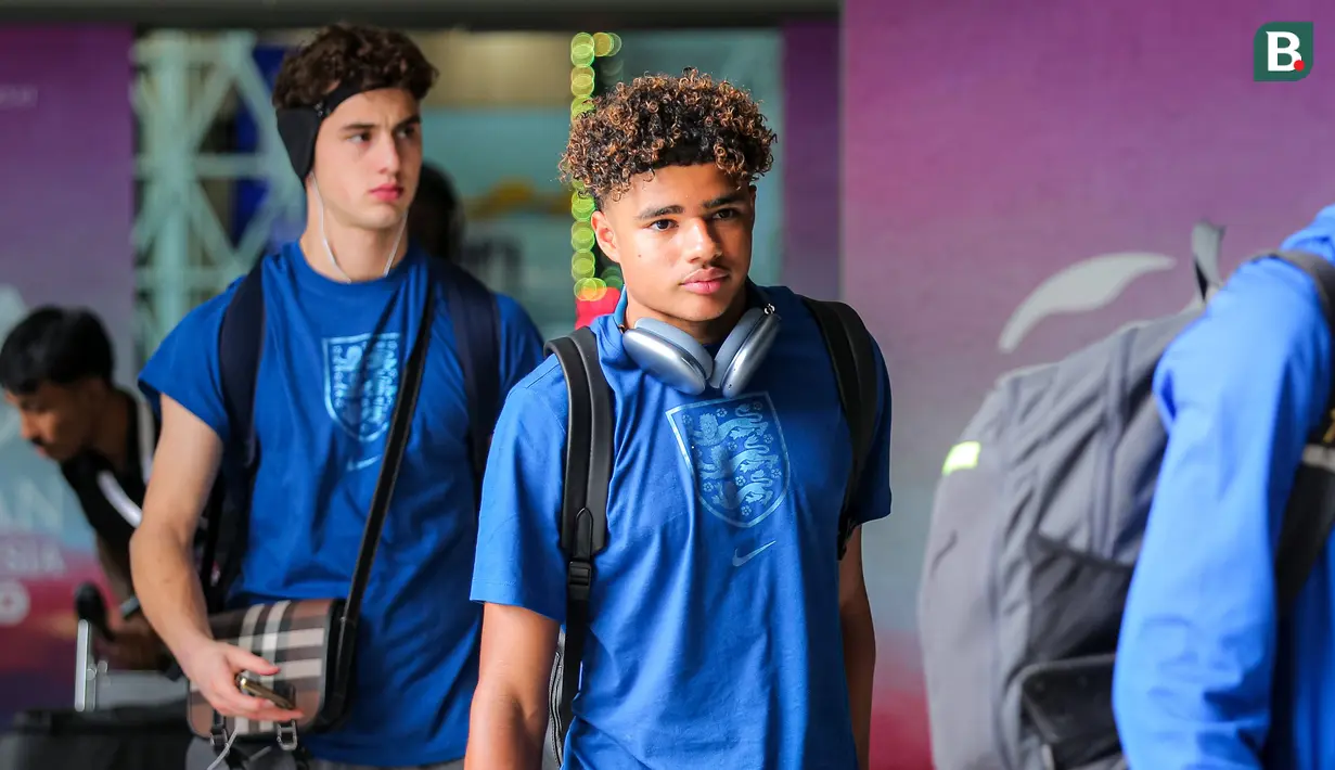 <p>Pemain Timnas Inggris U-17, Michael Golding tiba di Terminal 3 Bandara Soekarno Hatta, Tangerang, Banten menjelang Piala Dunia U-17 2023 pada Jumat (03/11/2023). (Bola.com/Bagaskara Lazuardi)</p>
