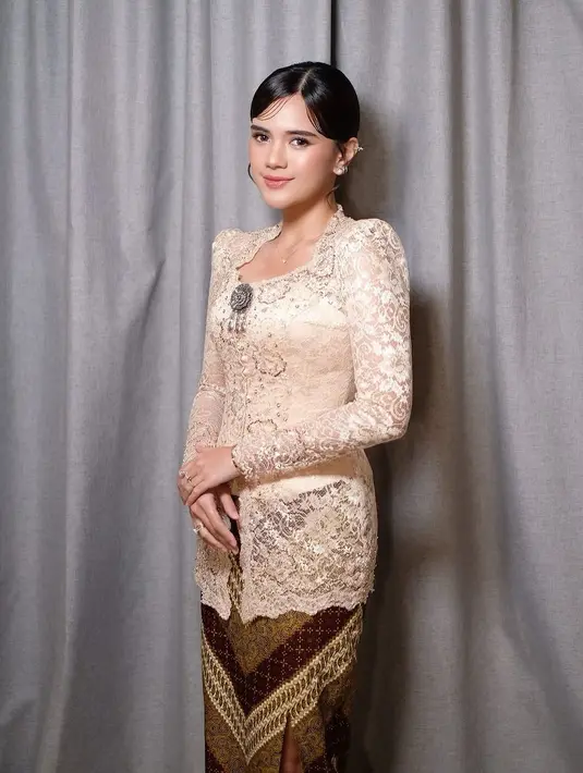 6. Sebagai salah satu bridesmaid, Audi Marissa tampil memukau dalam kebaya brokat nude-emas rancangan Renzi Lazuardi. Desain kebaya dengan kerah u-neck dan taburan payet minimalis membuatnya terlihat semakin anggun. [@audimarissa].