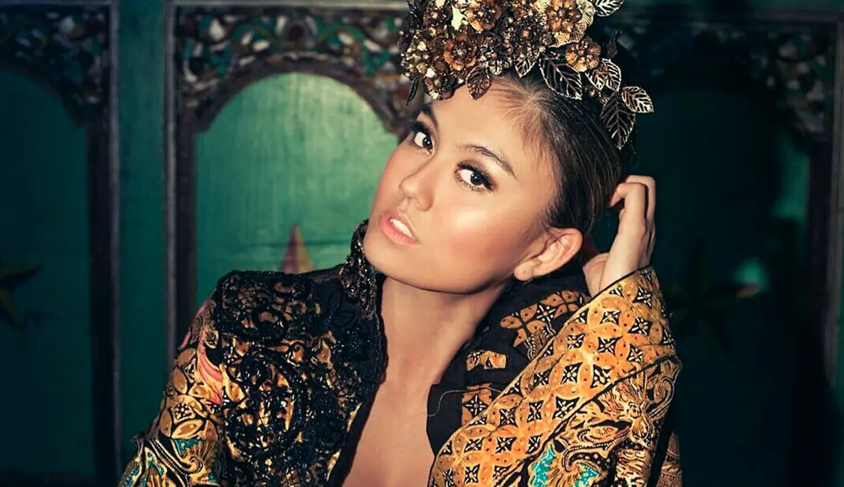 Agnez pun cukup sering mengenakan busana batik dan kebaya dalam beberapa kesempatan. Salah satunya ialah untuk sebuah video klip. Tentunya busana tersebut dari perancang busana ternama. (Liputan6.com/IG/@agnezmo)