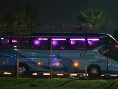 Sebuah bus yang membawa rombongan Timnas Argentina setelah mendarat di Bandara Soekarno Hatta, Tangerang, Jumat (16/6/2023) malam. (Bola.com/M Iqbal Ichsan)