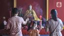 Warga keturunan Tionghoa saat sembahyang Tahun Baru Imlek 2574 di Wihara Buddha Dharma & Pho Sat, Tajur Halang, Kabupaten Bogor, Jawa Barat, Minggu (22/1/2023). Wihara Buddha Dharma & Pho Sat atau yang juga dikenal dengan Wihara Buddha Tidur menjadi salah satu tempat ibadah warga Tionghoa dalam merayakan Tahun Baru Imlek sebagai ungkapan rasa syukur atas rejeki dan keselamatan dari tuhan serta untuk pengharapan kehidupan lebih baik di tahun Kelinci Air. (merdeka.com/Iqbal S Nugroho)