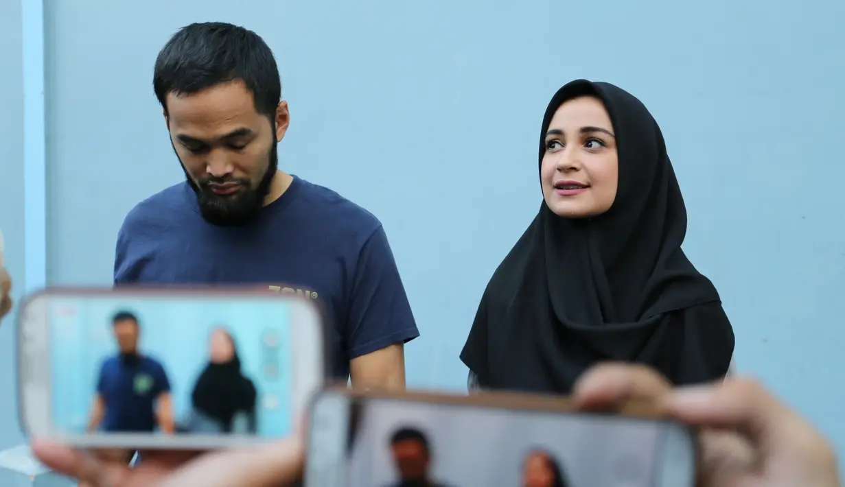 "Kita enggak nentanglah, enggak benci. Tapi kalau ditanya sebagai perempuan, enggak sanggup, enggak mau ya, manusiawilah," ujar adik Zaskia Sungkar itu di tempat yang sama. (Adrian Putra/Bintang.com)