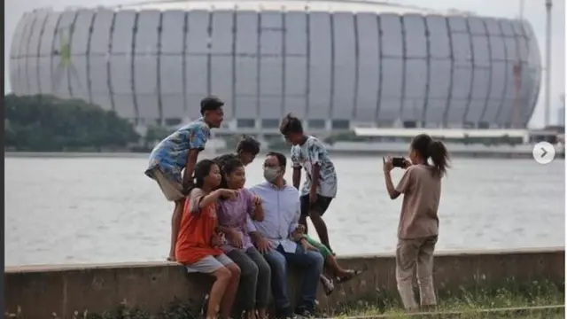 Cerita Anies Baswedan Diajak Foto Bareng Anak-Anak di Danau Dekat Stadion JIS