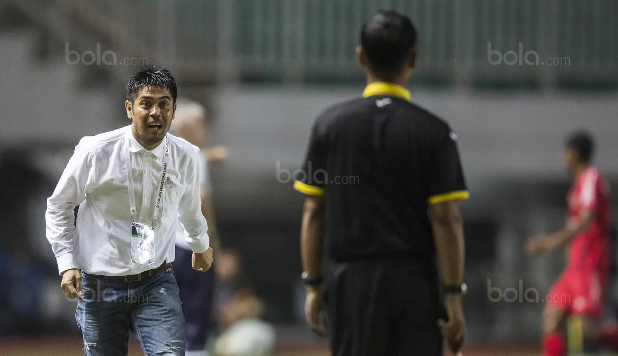 Pelatih Semen Padang, Nil Maizar, melakukan protes ke hakim garis saat melawan PS TNI pada laga Liga 1 di Stadion Pakansari, Bogor, Minggu (30/7/2017). PS TNI menang 2-1 atas Semen Padang. (Bola.com/Vitalis Yogi Trisna)
