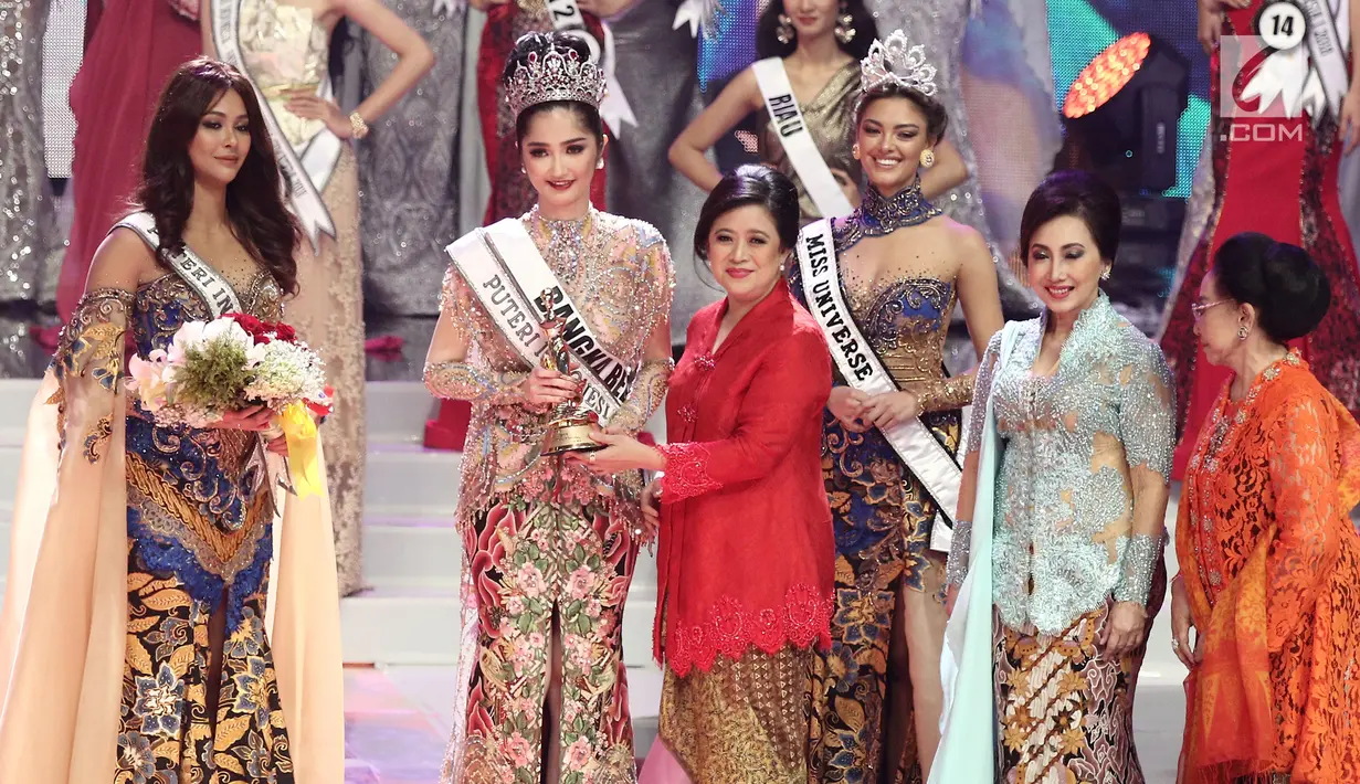 Menko PMK Puan Maharani memberikan tropi kepada Sonia Fergina Citra sebagai Puteri Indonesia 2018 pada malam pemilihan Puteri Indonesia 2018 di JCC, Jakarta, Jumat (9/3). (Liputan6.com/Herman Zakharia)