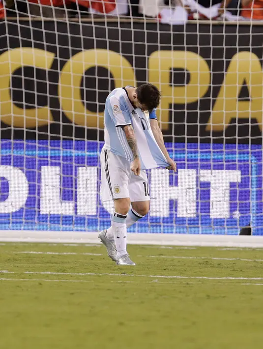 Lionel Messi berjalan menutup wajahnya usai gagal mengeksekusi tendangan penalti pada Final Copa America 2016 di MetLife Stadium, AS, Senin (27/6). Argentina Tumbang lewat Adu penalti atas Chile 4-2. (Adam Hunger-USA TODAY Sports)