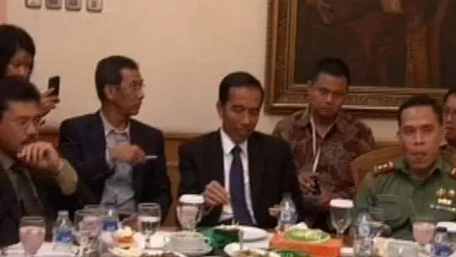 Warga Waduk Pluit Dijamu Makan, Jokowi: Jangan Lempar Batu Lagi