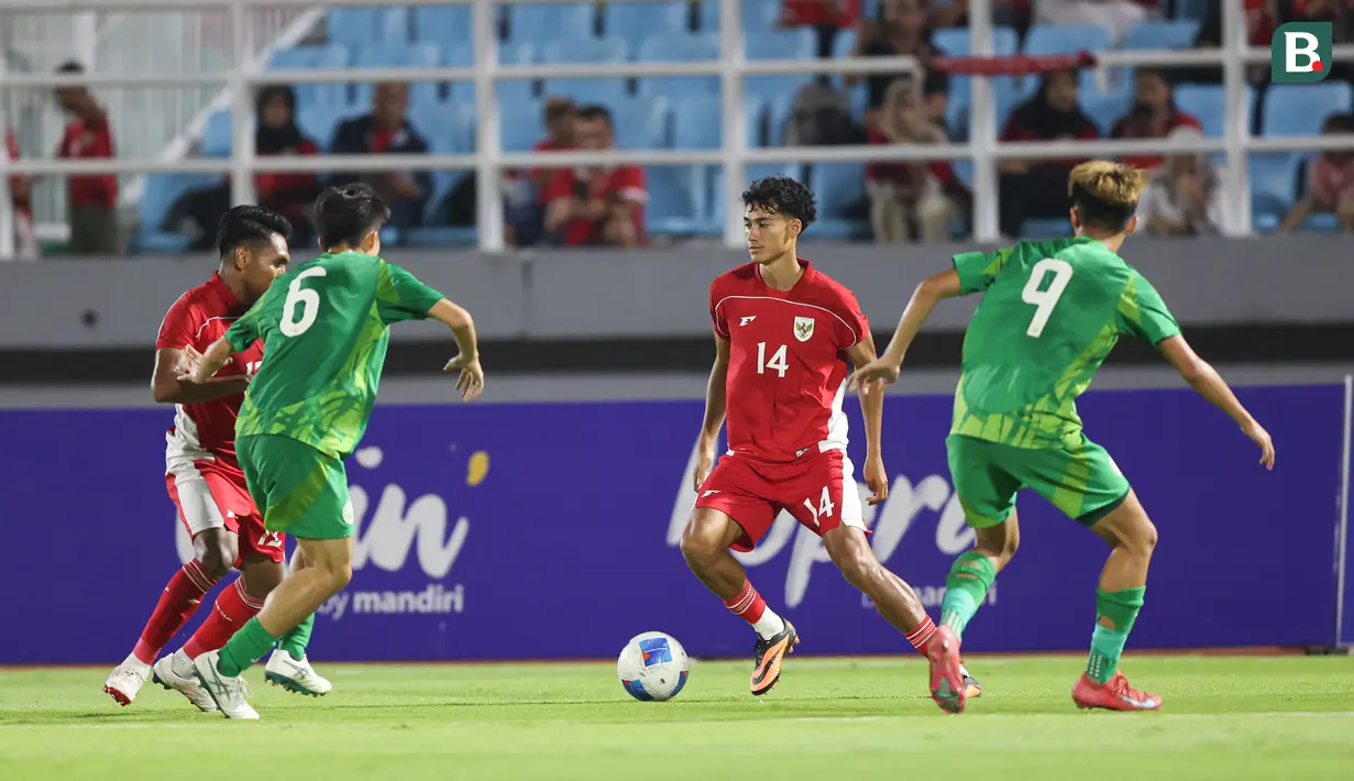 Pemain Timnas Indonesia U-23, Rafael Struick menggiring bola melewati sejumlah pemain Makau dalam laga Kualifikasi Piala Asia U-23 2026 di Stadion Gelora Delta Sidoarjo, Jawa Timur, Sabtu (06/09/2025). (Bola.com/Abdul Aziz)