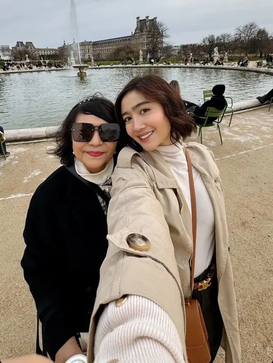 Keduanya pun sama-sama kompak dengan potongan rambut pendek wave. Serta riasan wajah yang fresh. [@febbyrastanty]