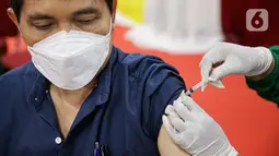 Seorang pelaku usaha menerima vaksin Covid-19 dosis kedua di Mall Tamrin City, Jakarta, Rabu (2/6/2021). Vaksinasi tersebut merupakan salah satu upaya pemerintah mematok target pertumbuhan ekonomi kembali positif sekitar 4,5 -5,3 persen di akhir 2021 ini. (Liputan6.com/Faizal Fanani)
