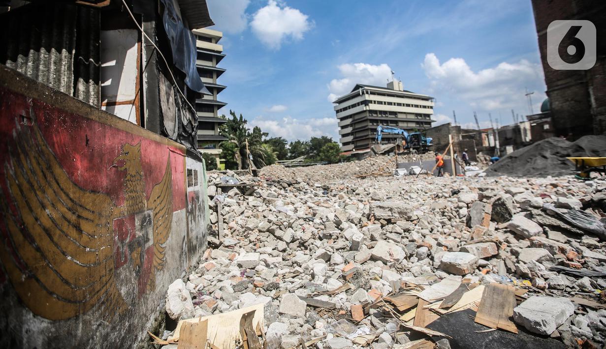 Pekerja menyelesaikan pembangunan Kampung Gembira Gembrong, Jakarta, Senin (4/7/2022). Pemprov DKI Jakarta telah memulai proses revitalisasi permukiman korban kebakaran Pasar Gembrong di RW 001 yang akan diberi nama Kampung Gembira Gembrong. (Liputan6.com/Faizal Fanani)