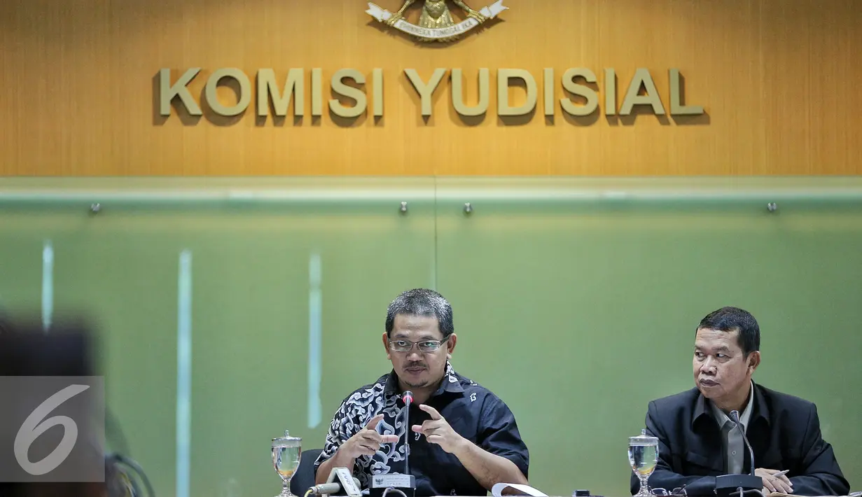 Wakil Ketua Sementara (KY) Farid Wadji (kiri) memberikan keterangan pers di Jakarta, Kamis (4/2). KY kembali menerima usulan calon hakim agung Tahun 2016 untuk pengisian kekosongan jabatan hakim agung sejumlah 8 orang. (Liputan6.com/Faizal Fanani)