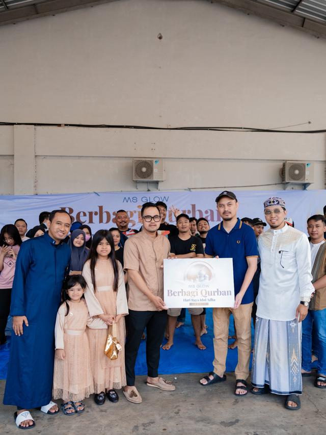 Selebgram sekaligus pengusaha Juragan 99 menyambut Idul Adha 2023 dengan menyumbang total 97 hewan kurban yang terdiri 61 sapi dan 36 kambing. (Foto: Tim J99 Corp)