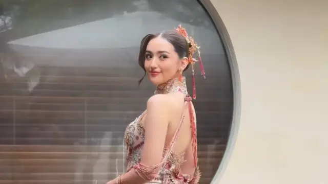 Ranty Maria saat Gelar Prosesi Tea Pai pakai Cheongsam dengan detail backless. [@brideswhisperer]