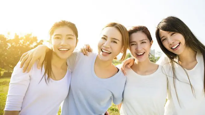 Persahabatan antar perempuan./Copyright shutterstock.com
