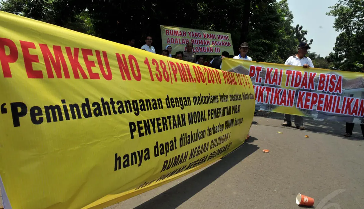 Pemilik rumah yang kebanyakan pensiunan PNS itu menolak pengosongan rumah aset kepemilikan PT KAI yang terletak di Jalan Manggarai Utara IV, Jakarta, (23/9/14). (Liputan6.com/Johan Tallo)
