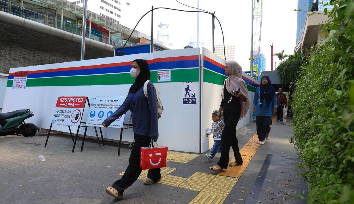 Warga melintas di area pedestrian kawasan Jalan MH Thamrin, Jakarta, Senin 20 April 2026. PT MRT Jakarta memberlakukan rekayasa lalu lintas dan trotoar di Jalan MH Thamrin sisi barat (area Plaza Indonesia). (Kapanlagi.com/Budy Santoso)