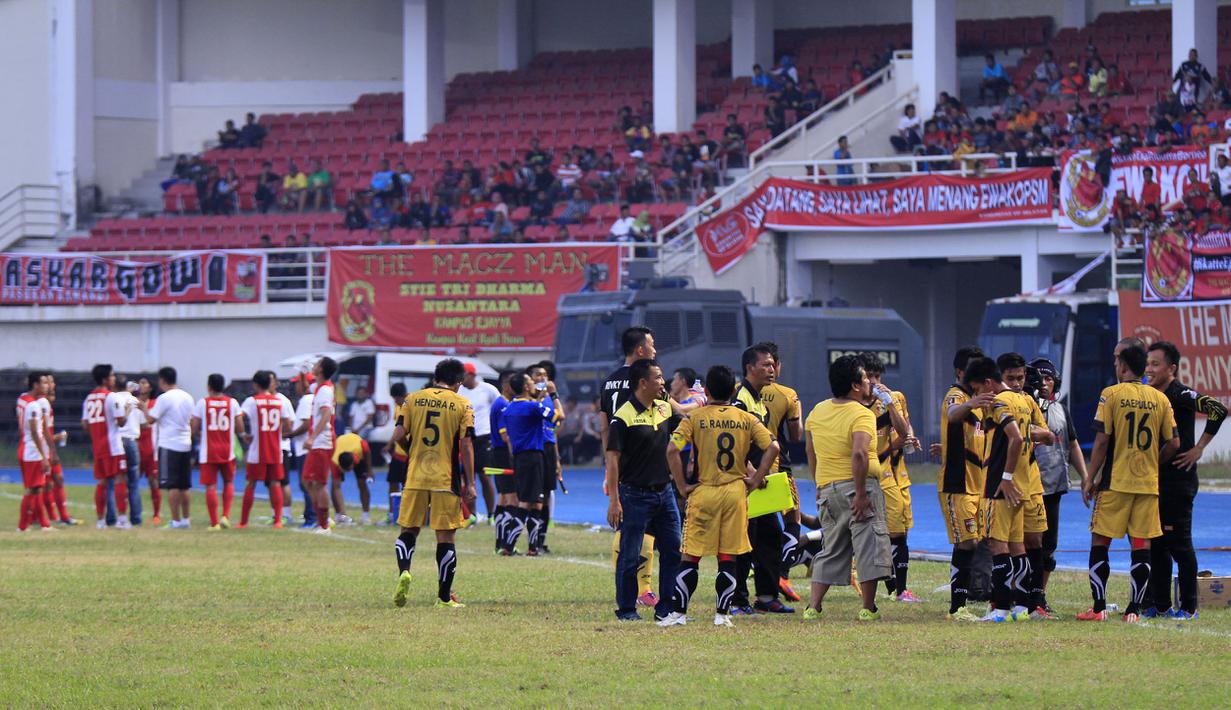 Pemain Mitra Kukar dan PSM Makassar saat water break dalam partai Piala Presiden 2015 antara Mitra Kukar melawan PSM di Stadion Aji Imbut, Tenggarong, Sabtu (19/9/2015). (Bola.com/M. Ridwan)