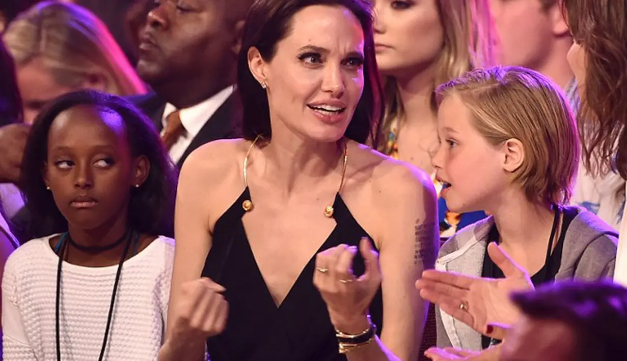 Melansir usmagazine.com, seorang sumber mengatakan Shiloh tampak berbahagia saat berfoto dengan ibunya saat mereka berbelanja di sebuah tempat perbelanjaan. Begitu juga ekspresi di wajah Jolie. (AFP/Bintang.com)