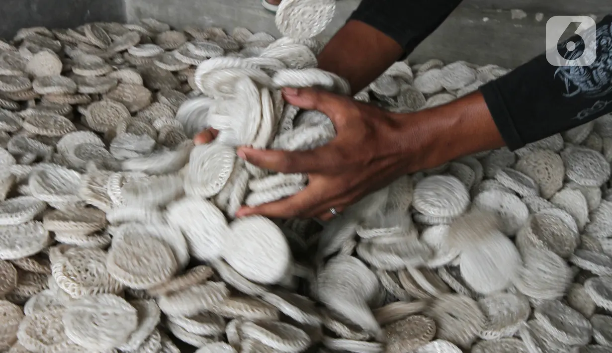 Pekerja mengangkat kerupuk kaleng di Depok, Jawa Barat. Pada musim penghujan jumlah kerupuk yang dibuat dan yang terjual relatif sama baik saat musim kemarau maupun hujan. (Liputan6.com/Fery Pradolo) 