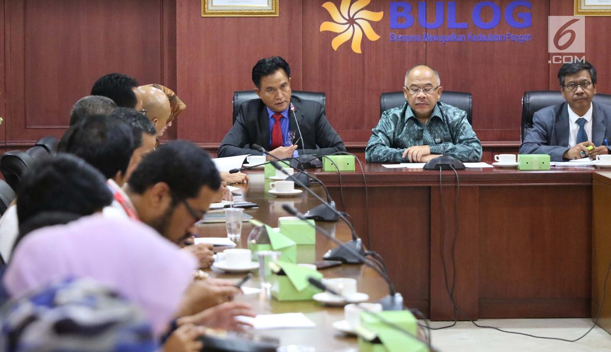 Suasana saat Yusril Ihza Mahendra memberi penjelasan di kantor Bulog, Jakarta, Senin (25/9). Yusril menjelaskan permasalahan terkait hukum gugatan tanah perum bulog yang berada di Kelapa Gading. (Liputan6.com/Angga Yuniar)