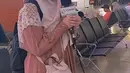 Risty Tagor juga menunaikan ibadah Haji tahun ini, saat berada di bandara untuk berangkat, ia mengenakan gamis warna coklat sambil membawa backpack hitam dan dumping sling bag ungunya. [@ristytagor]