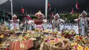Sejumlah penari mengikuti prosesi Tawur Agung Kesanga sehari menjelang Hari Raya Nyepi di Pura Aditya Jaya, Jakarta, Senin (27/3). Tawur Agung Kesanga ini merupakan upacara yang membersihkan alam semesta beserta isinya. (Liputan6.com/Gempur M Surya)